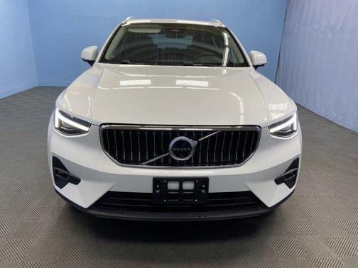 2025 Volvo XC40 B5 Plus Bright Theme