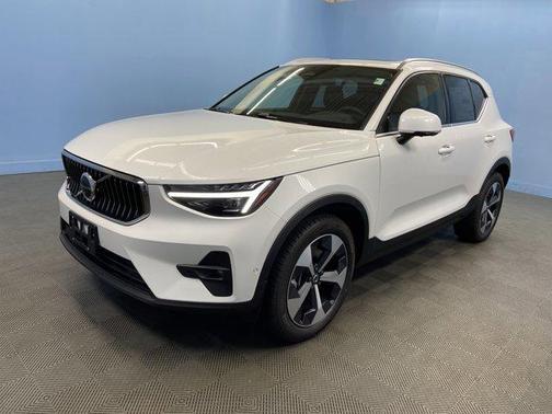 2025 Volvo XC40 B5 Plus Bright Theme