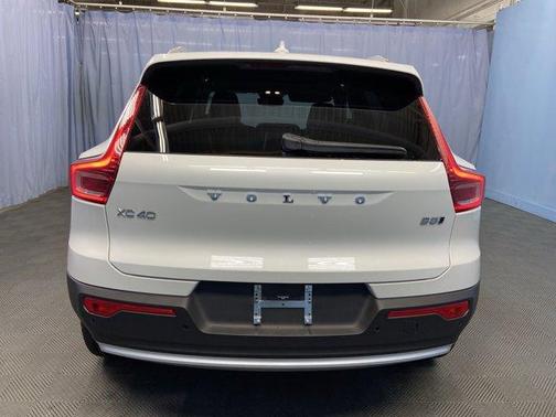 2025 Volvo XC40 B5 Plus Bright Theme