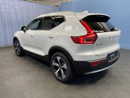2025 Volvo XC40 B5 Plus Bright Theme