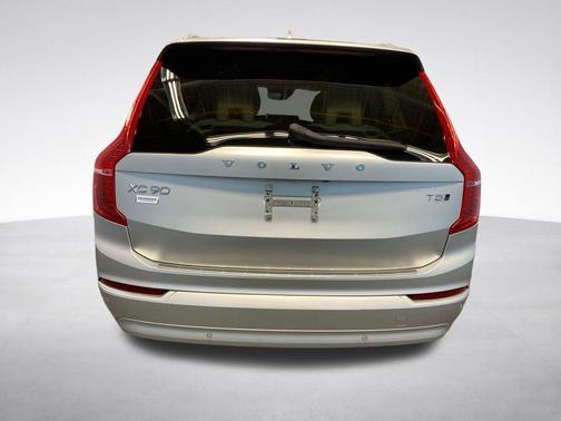 Bright Silver Metallic 2022 Volvo XC90 T5 Momentum 7 Passenger