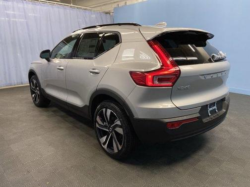2025 Volvo XC40 B5 Plus Dark Theme