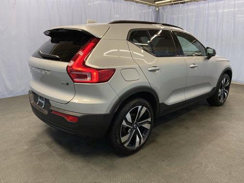 2025 Volvo XC40 B5 Plus Dark Theme