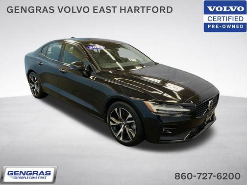 Onyx Black Metallic 2024 Volvo S60 B5 Plus Dark Theme