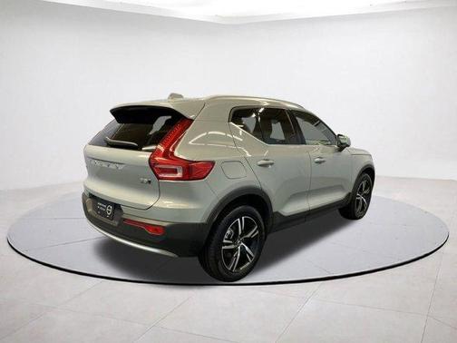 2025 Volvo XC40 B5 Core Bright Theme