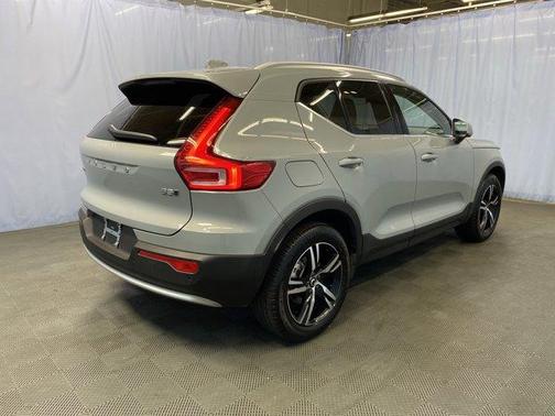 2025 Volvo XC40 B5 Core Bright Theme