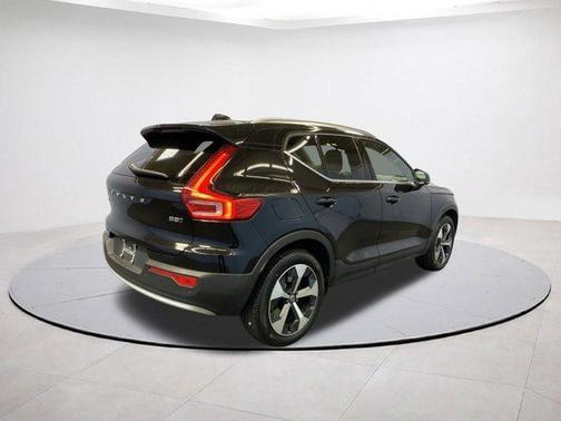 2025 Volvo XC40 B5 Plus Bright Theme