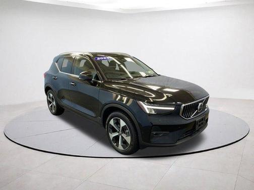 2025 Volvo XC40 B5 Plus Bright Theme