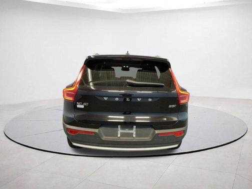 2025 Volvo XC40 B5 Plus Bright Theme