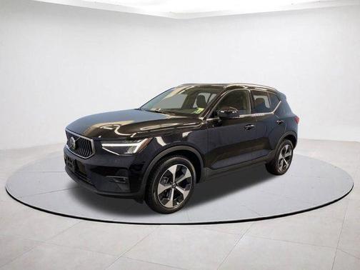 2025 Volvo XC40 B5 Plus Bright Theme
