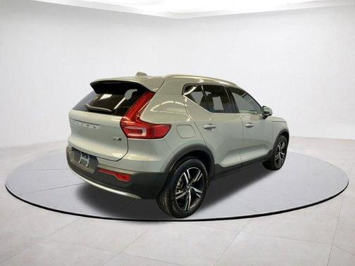 2025 Volvo XC40 B5 Core Bright Theme