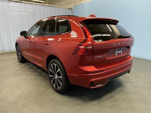 2023 Volvo XC60 B5 Plus Dark Theme