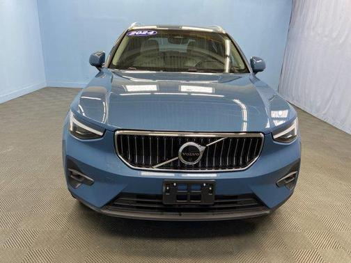 2024 Volvo XC40 B5 Ultimate Bright Theme