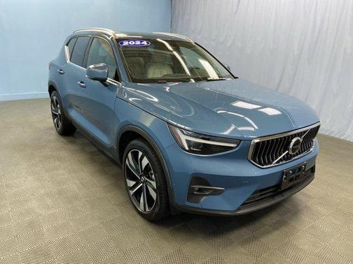 2024 Volvo XC40 B5 Ultimate Bright Theme