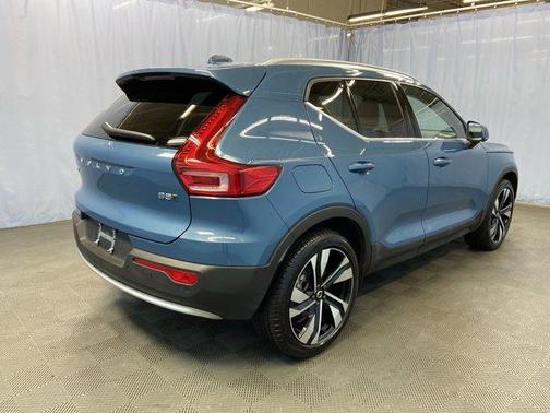 2024 Volvo XC40 B5 Ultimate Bright Theme