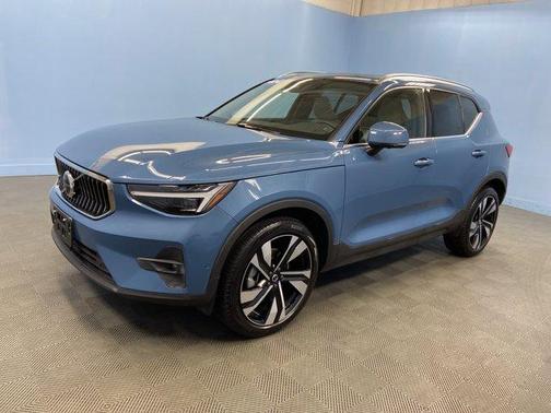 2024 Volvo XC40 B5 Ultimate Bright Theme
