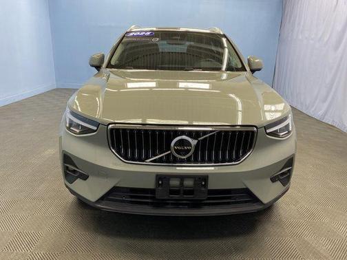 2025 Volvo XC40 B5 Plus Bright Theme