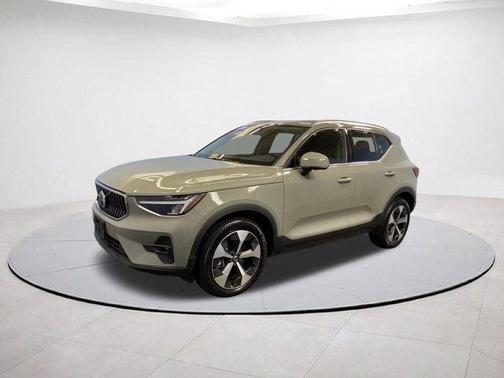 2025 Volvo XC40 B5 Plus Bright Theme