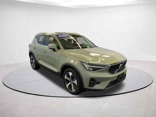 2025 Volvo XC40 B5 Plus Bright Theme
