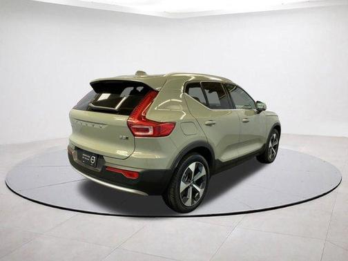 2025 Volvo XC40 B5 Plus Bright Theme