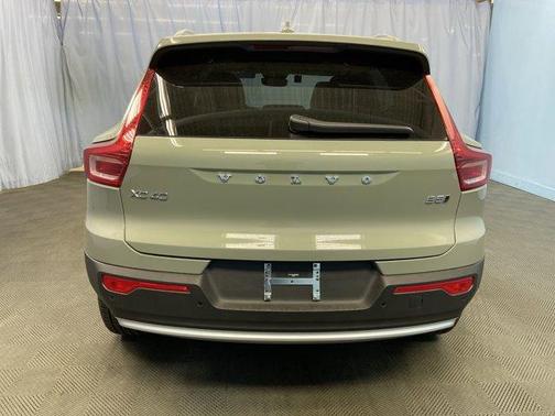 2025 Volvo XC40 B5 Ultra Bright Theme