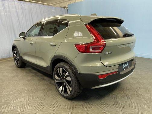2025 Volvo XC40 B5 Ultra Bright Theme