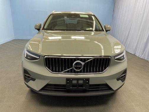 2025 Volvo XC40 B5 Ultra Bright Theme