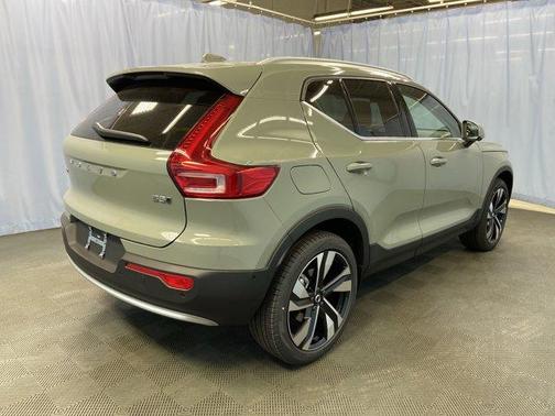 2025 Volvo XC40 B5 Ultra Bright Theme