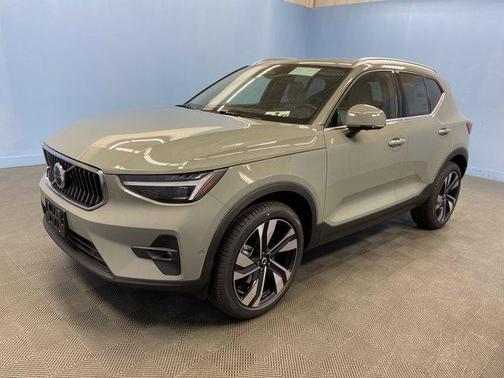 2025 Volvo XC40 B5 Ultra Bright Theme