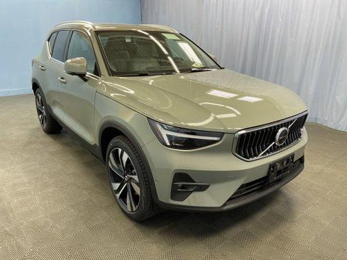 2025 Volvo XC40 B5 Ultra Bright Theme