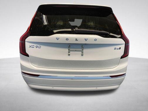Crystal White Pearl 2026 Volvo XC90 B6 Plus 7-Seater