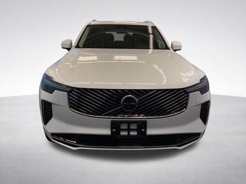 Crystal White Pearl 2026 Volvo XC90 B6 Plus 7-Seater