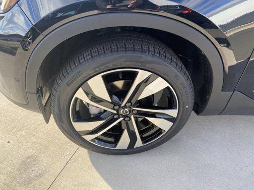 2025 Volvo XC40 B5 Ultra Bright Theme