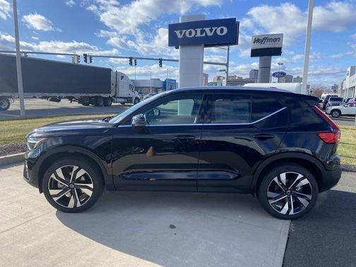 2025 Volvo XC40 B5 Ultra Bright Theme