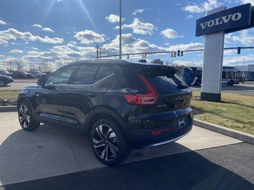 2025 Volvo XC40 B5 Ultra Bright Theme