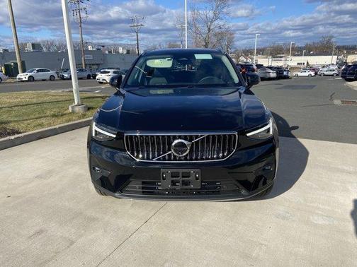 2025 Volvo XC40 B5 Ultra Bright Theme