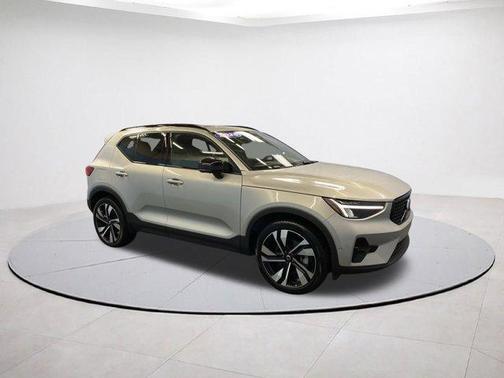 2025 Volvo XC40 B5 Plus Dark Theme