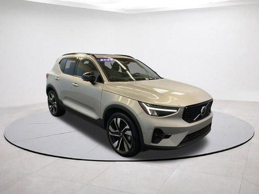 2025 Volvo XC40 B5 Plus Dark Theme