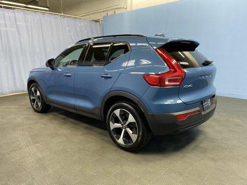 2025 Volvo XC40 B5 Plus Dark Theme