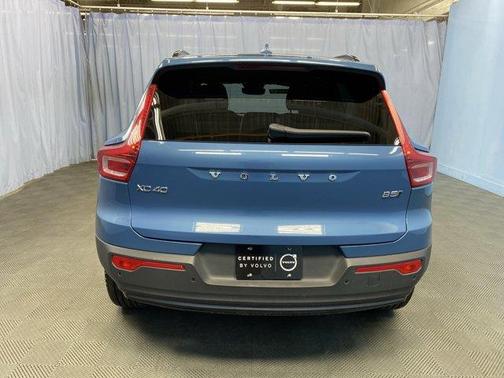 2025 Volvo XC40 B5 Plus Dark Theme