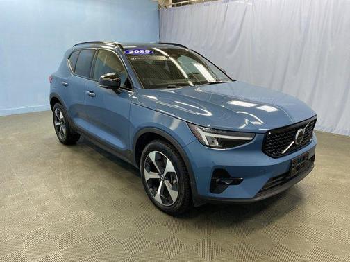 2025 Volvo XC40 B5 Plus Dark Theme