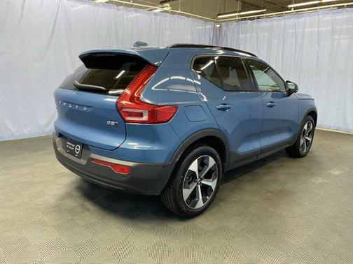 2025 Volvo XC40 B5 Plus Dark Theme