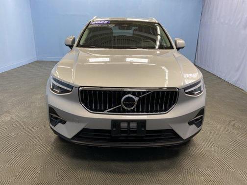 2025 Volvo XC40 B5 Plus Bright Theme