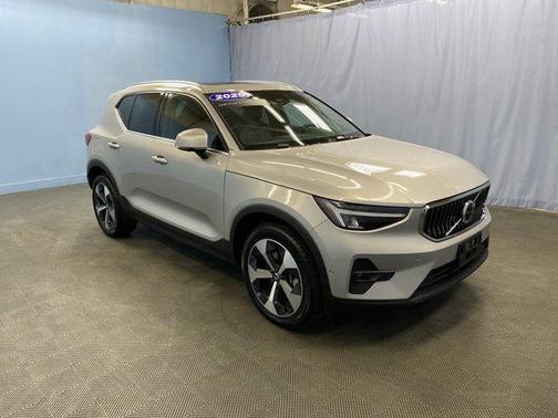2025 Volvo XC40 B5 Plus Bright Theme