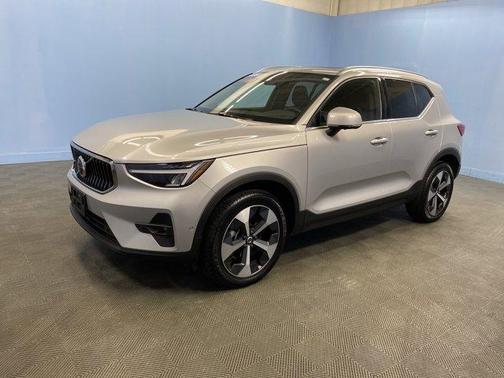 2025 Volvo XC40 B5 Plus Bright Theme