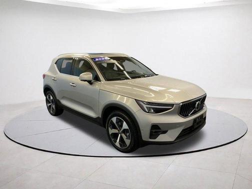 2025 Volvo XC40 B5 Plus Bright Theme