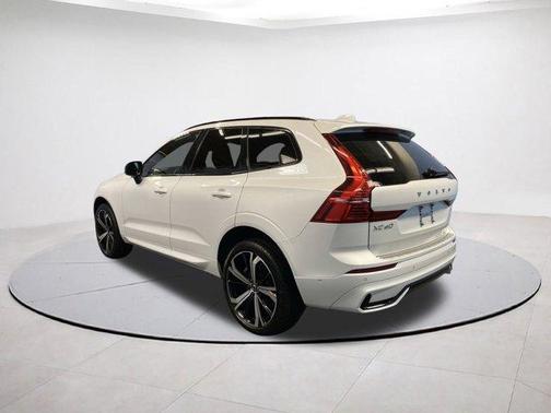 2023 Volvo XC60 B6 Ultimate Dark Theme