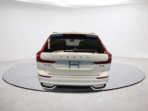 2023 Volvo XC60 B6 Ultimate Dark Theme