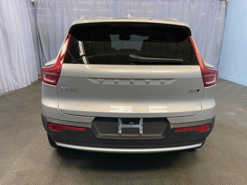 2025 Volvo XC40 B5 Plus Bright Theme