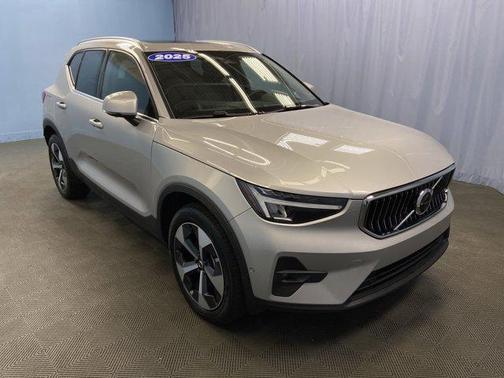 2025 Volvo XC40 B5 Plus Bright Theme